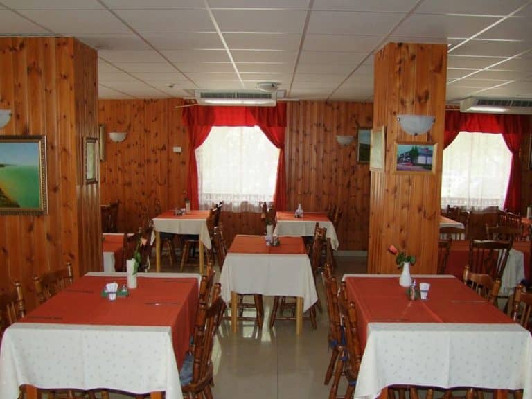 A Hajnal Hotel terített étterme