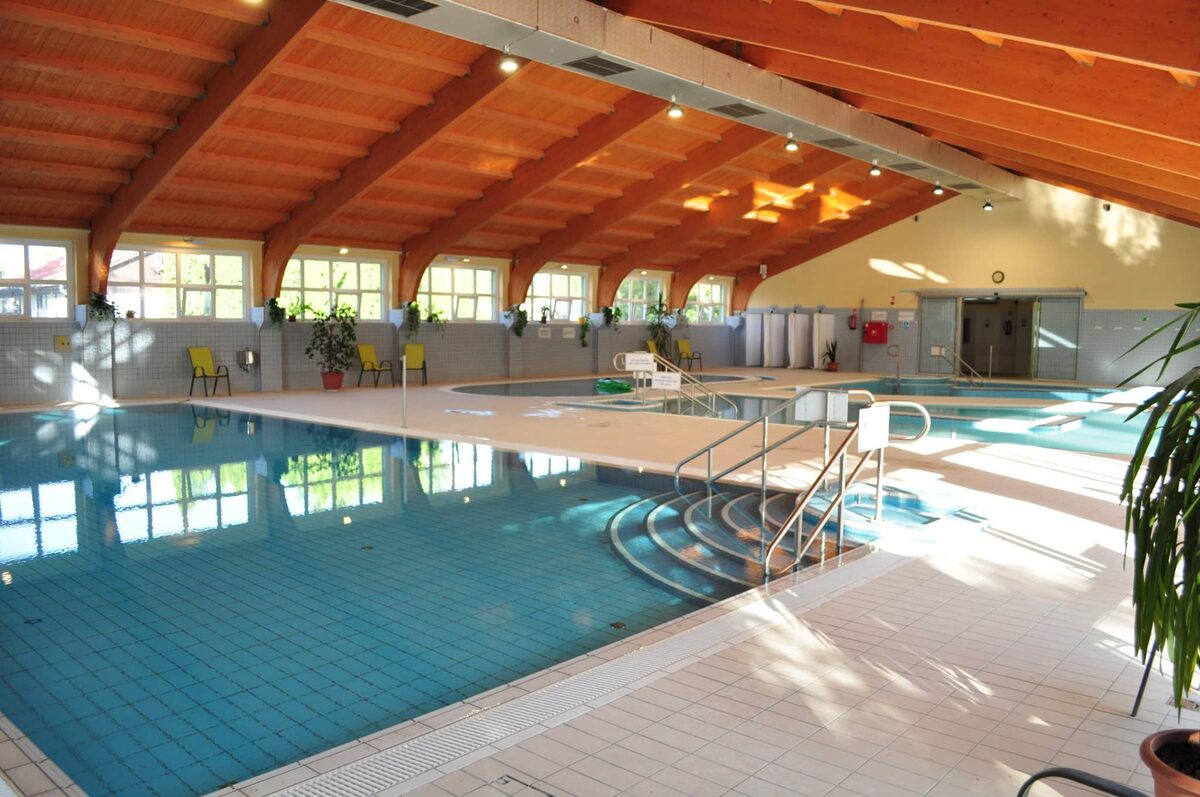 A Hajnal Hotel fedett, gyógyvizes medencetere fa tetőszerkezettel